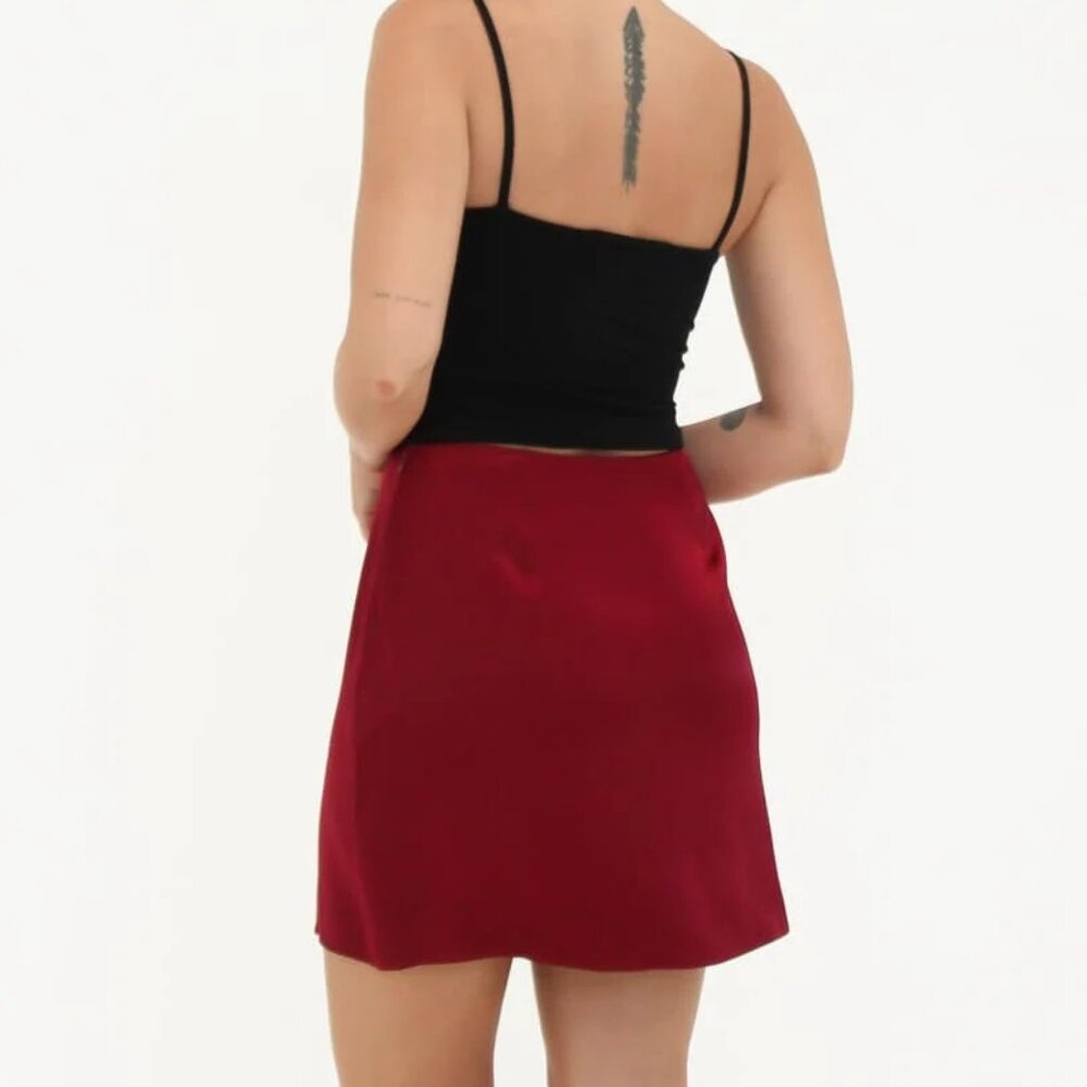 RUMORED Kerrigan Metallic Satin Mini Skirt Size 2 Merlot Burgundy NWT - Picture 2 of 8
